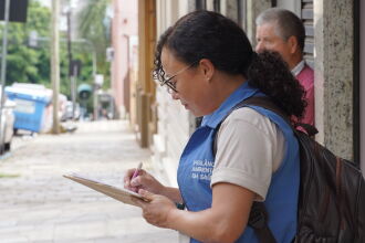 Agentes de Combate às Endemias realizam visitas domiciliares em diferentes bairros para eliminar focos do mosquito Aedes aegypti e orientar os moradores sobre a prevenção da dengue - Foto: Michel Sanderi