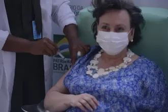 A médica pneumologista Margareth Dalcolmo recebe a dose da vacina em janeiro de 2021 – Foto - Tomaz Silva/Agência Brasil
