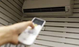 Uma das dicas, é usar a função Sono do ar-condicionado, que estabelece uma temperatura mais equilibrada à noite - Foto: Bruno Peres/Agência Brasil