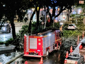 Bombeiros atendem chamasos após os ventos Foto - LC Schneider-ON