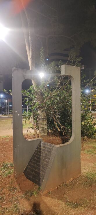 Monumento na Praça Tochetto homenageia os 10 anos da Ditadura Militar no Brasil - FOTO: DIVULGAÇÃO  