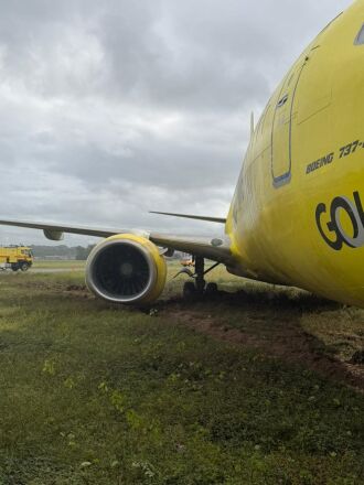 Avião ficou atolado ao lado da pista - Foto – redes sociais