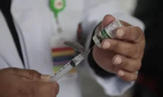 Autoridades de saúde reforçam a importância da vacina contra a gripe para conter o vírus - FOTO: AGÊNCIA BRASIL