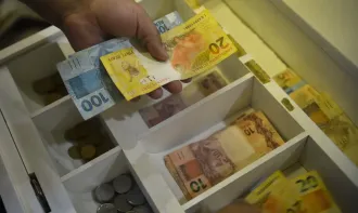 A entrega fora do prazo resulta em multa de 2% ao mês de atraso, limitada a 20% do valor total dos tributos declarados, ou ao valor mínimo de R$ 50 - FOTO: AGÊNCIA BRASIL