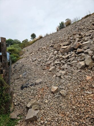 Desde 2023, quando ocorreram as graves enchentes no Rio Grande do Sul, as famílias convivem com o risco de desabamento do talude - FOTO: DIVULGAÇÃO 