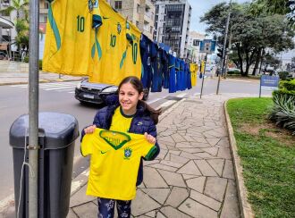Izadora, 9 anos: feliz com a camiseta do Neymar – Foto – LC Schneider-ON