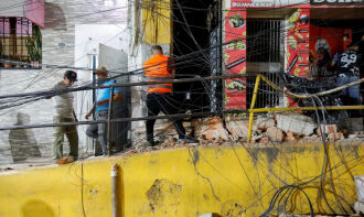 País foi atingido por dois fortes tremores e 20 réplicas; mais de 160 pessoas morreram