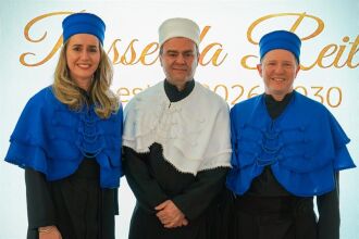 Professores Edison Alencar Casagranda (C), Ana Carolina Bertoletti De Marchi e Rafael Pavan assumem a condução da Universidade pelos próximos quatro anos - Foto: Ederson de Ávila
