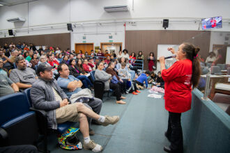Manifestações ocorreram na noite desta segunda-feira na Câmara Municipal - FOTO: ASSESSORIA DE COMUNICAÇÃO/CÂMARA