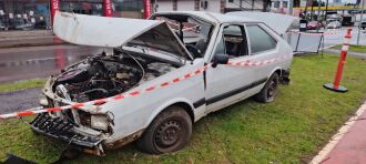 Carros acidentados foram posicionados em esquinas ao longo da Avenida Brasil - FOTO: Kleiton Vasconcellos/ON
