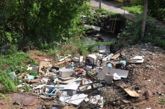 Margens do arroio estão sendo usadas para depósitos - FOTO: GESP