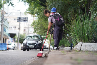 Serviços de limpeza serão mantidos em locais públicos - Foto: Divulgação/PMPF