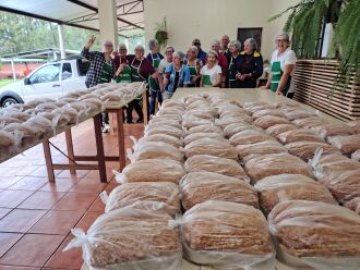 Voluntários trabalham na preparação de 3 mi cucas - FOTO: KLEITON VASCONCELLOS/ON
