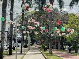 Enfeites aéreos já estão sendo montados para receber a comunidade - FOTO: KLEITON VASCONCELLOS/ON
