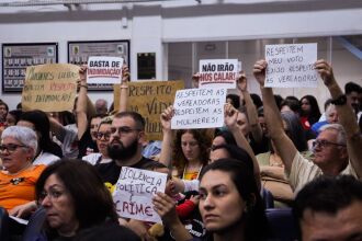 Com faixas e cartazes, integrantes de movimentos protestaram durante a sessão de quarta-feira - FOTO: CATHERINE MISTURA