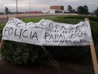 Protesto teve pneus queimados e faixas na BR 285
