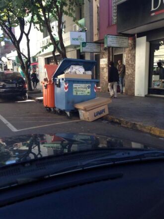No Centro de Passo Fundo, é comum caixas de papelão descartadas no passeio público e em contêineres que são para uso doméstico.