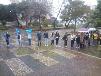 Mesmo com a chuva, o objetivo da caminhada em abraçar o Parque da Gare foi cumprido Crédito: