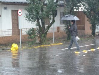 Chuva que iniciou na noite de domingo ganhou intensidade e deve permanecer até o final de semana