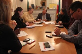 Secretários Jorge Branco, da Secretaria do Gabinete dos Prefeitos e Relações Federativas, Flávio Hellmann, da Casa Civil, e Mari Perusso, da Assessoria Superior, monitoram a efetividade das medidas em reunião na Sala de Siatuação