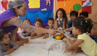 Crianças aprendem desde cedo a importância de se alimentar corretamente