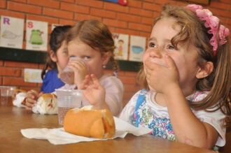As 170 crianças da creche receberam doces e presentes