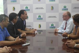 Servidores realizaram a entrega da nova proposta ao Procurador Geral do Município, Adolfo Freitas