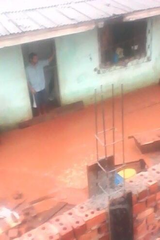 As fotos foram feitas de um celular por moradores da rua e mostram a água cobrindo a rua e invadindo as casas