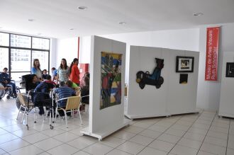 Além de visitar a exposição, alunos puderam desenhar a fazer atividades relacionadas às obras expostas