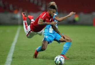 Inter e Avaí fizeram um jogo de muitas faltas e cartões amarelos Crédito: