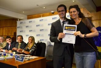 Representantes do Ministério Público comemoram a superação da meta de 1,5 milhão de assinaturas para a campanha Dez Medidas contra a Corrupção