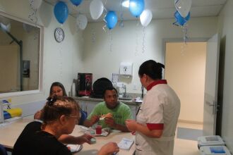No lanche doadores recebem informações sobre as campanhas educativas