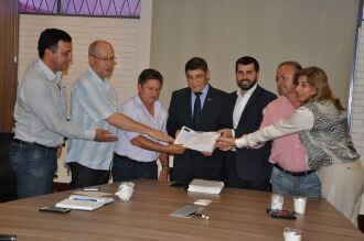 Entrega formal foi realizada nesta segunda-feira, 4 de abril, no Plenarinho da Câmara