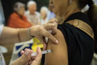Na rede pública, a vacina é disponibilizada para os grupos de risc