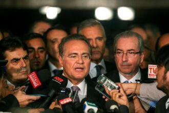 Ao lado do deputado Eduardo Cunha, o presidente do Senado, Renan Calheiros, diz que senadores agirão com neutralidade e imparcialidade na análise do pedido de impeachment