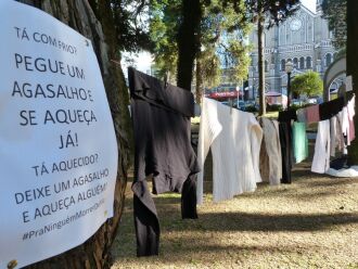 Para doar, basta pendurar os agasalhos no varal, na Praça Marechal Floriano