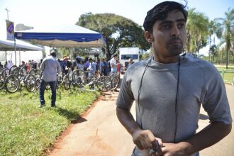 Haron Ali, de 21 anos, refugiado do Paquistão, fala sobre a doação de bicicletas feita pelo Movimento Rodas da Paz