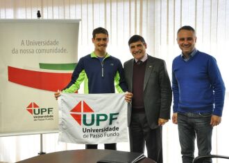 Triatleta, com o reitor e o executivo de marketing da UPF Cristiano Mielczarski