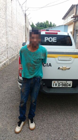 Homem estava escondido sob telhas, no pátio de uma residência
