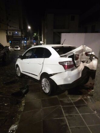 Suspeitos sofreram acidente durante a fuga, abandonaram veículo e se esconderam em um mato