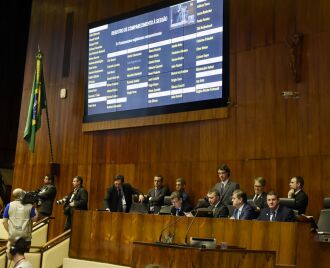 Além da LDO, foram aprovadas duas PECs, em primeiro turno, e dois projetos de lei complementar