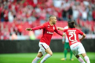 Nico marcou os dois gols na vitória colorada Crédito: