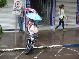 Domingo pela manhã: chuva e poucas lojas abertas