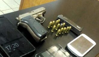 A pistola calibre 380 foi apreendida e o responsável por ela, preso Crédito: