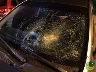 Carro foi alvejado a tiros e pedrada