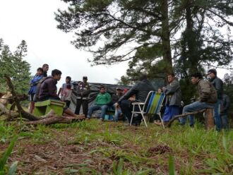 Grupo de índios reunidos em Mato Castelhano, em frente à Flona, em maio de 2016 Crédito: