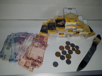 Dinheiro e as carteiras de cigarro roubados, além da faca utilizada no crime, foram apreendidos