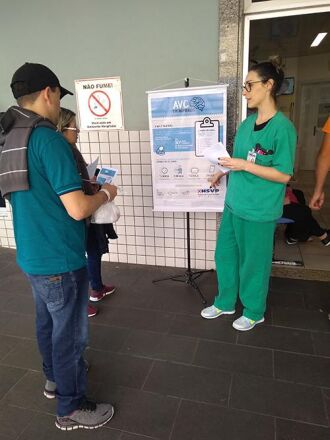 Enfermeiros e residentes orientaram familiares, pacientes e populares