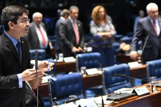 O senador Randolfe Rodrigues (Rede-AP) é o autor do projeto que aumenta a pena de quem for condenado por maus-tratos aos animais