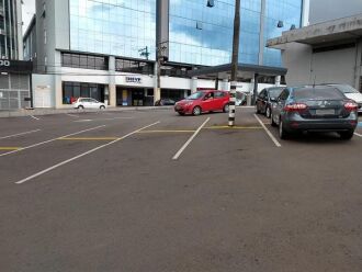 Supermercados: tranquilidade e estacionamentos vazios